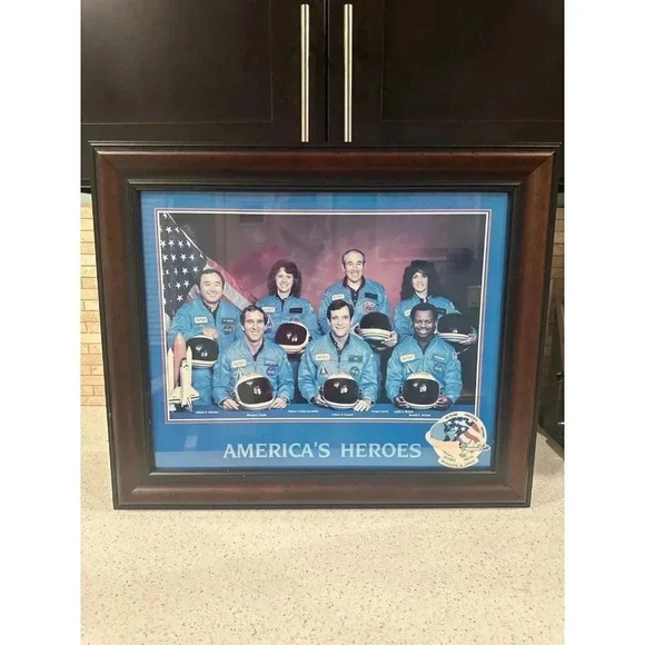 STS-51L Space Shuttle Challenger Crew Portrait Poster framed - Picture 1 of 3